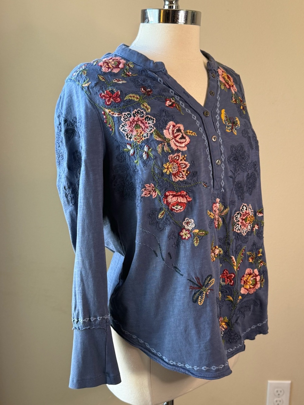 Sundance Blue Floral Embroidered Long Sleeve Henley Size Large - Picture 4 of 10